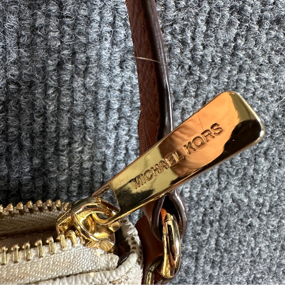 EUC Michael Kors Signature Fulton Logo Crossbody Bag Purse Beige Vanilla - Picture 4 of 7